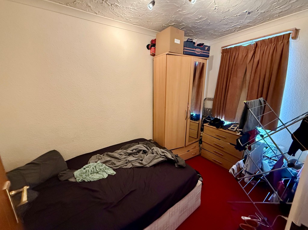Lot: 48 - MIXED-USE INVESTMENT IN TOWN CENTRE - Flat 3 - Bedroom